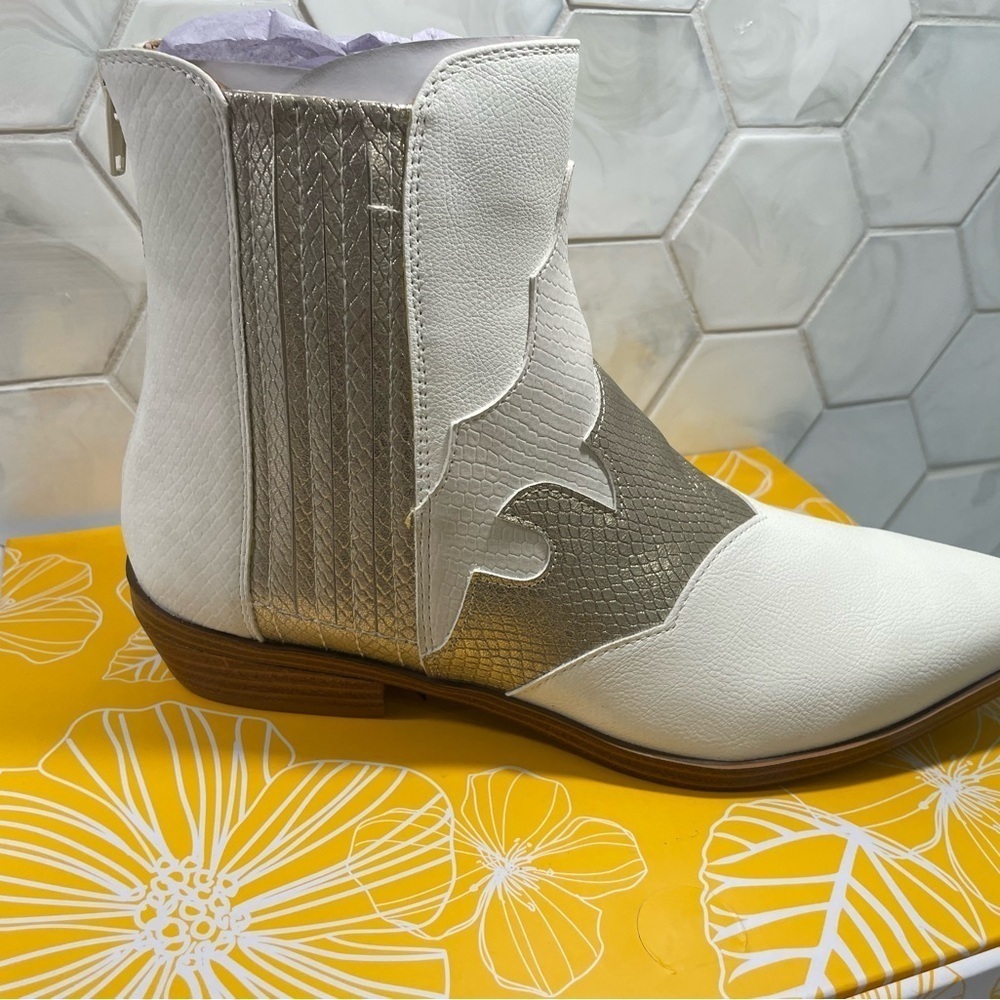Yellow Box Woman’s WILLIS Western Chelsea Boots Size 7.5 Ivory & Gold Brand New - Picture 11 of 14